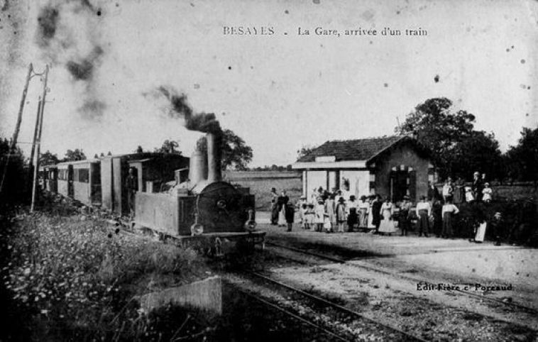 Arrivée d'un tramway à Bezayes en 1920