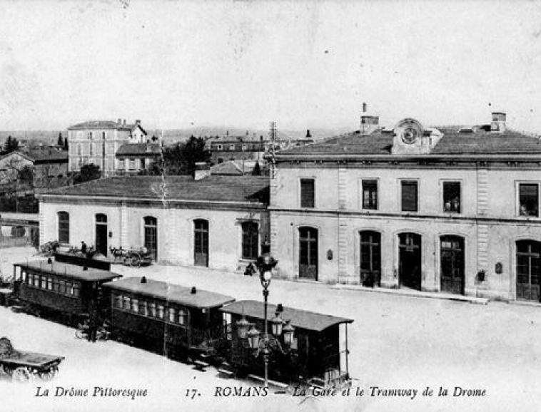 Le Tramway devant la gare de Romans vers 1900