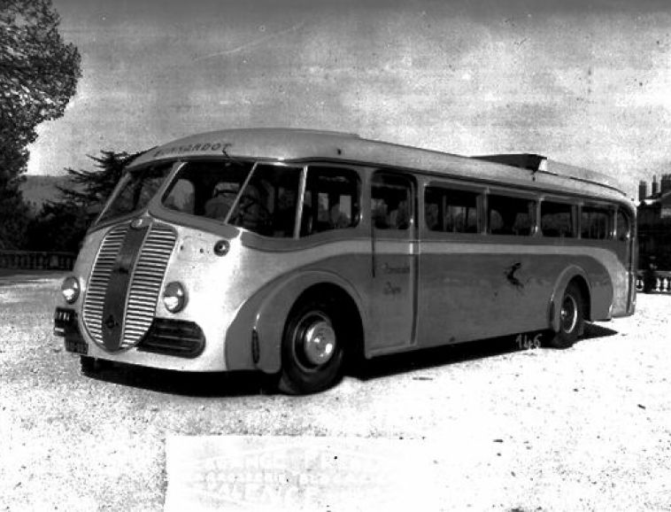 Autocar Berliet, présenté sur la place Championnet à Valence vers 1930