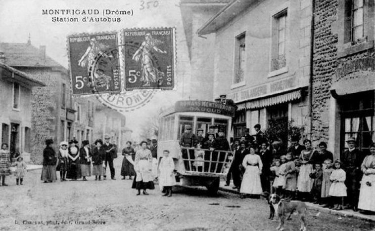 Autobus à Montrigaud vers 1910