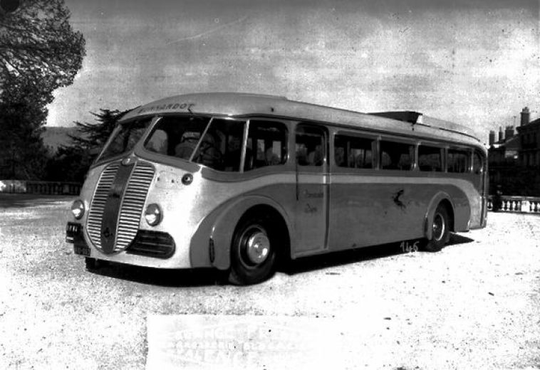 Autocar Berliet, présenté sur la place Championnet à Valence vers 1930