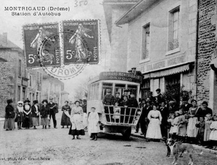 Autobus à Montrigaud vers 1910