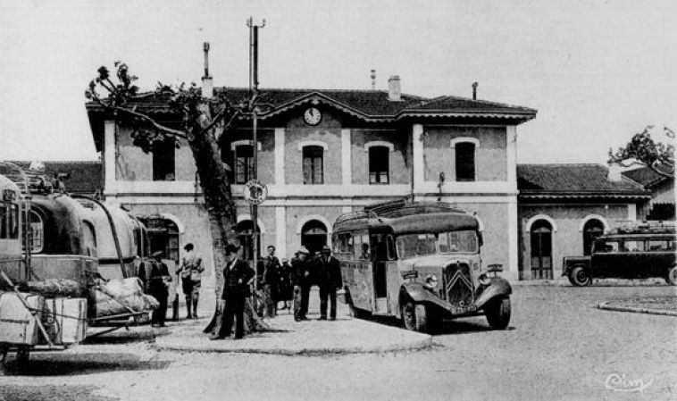 Stationnement des autocars en gare de Montélimar vers 1930