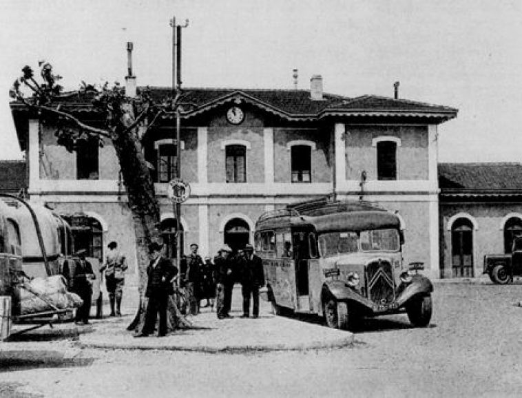 Stationnement des autocars en gare de Montélimar vers 1930