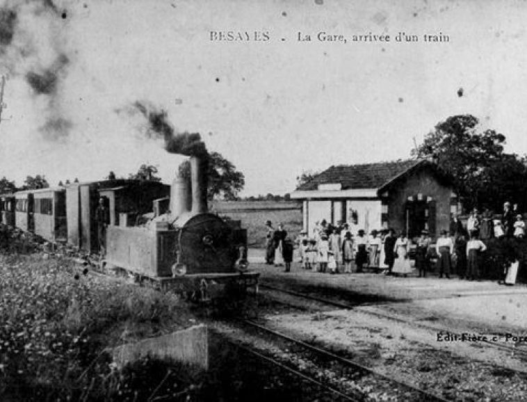 Arrivée d'un tramway à Bezayes en 1920